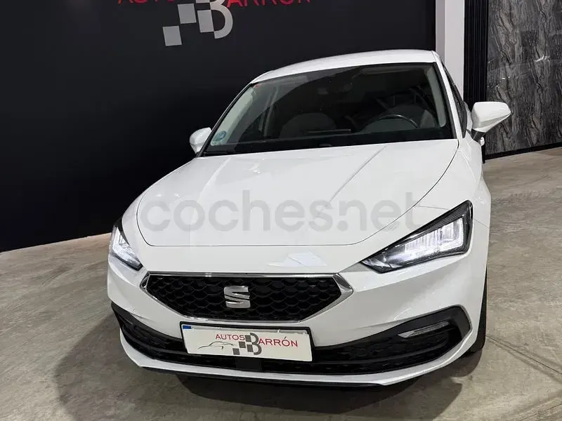 Usado Seat Leon Style 110 CV (80 kW) 2021 Blanco Berlina