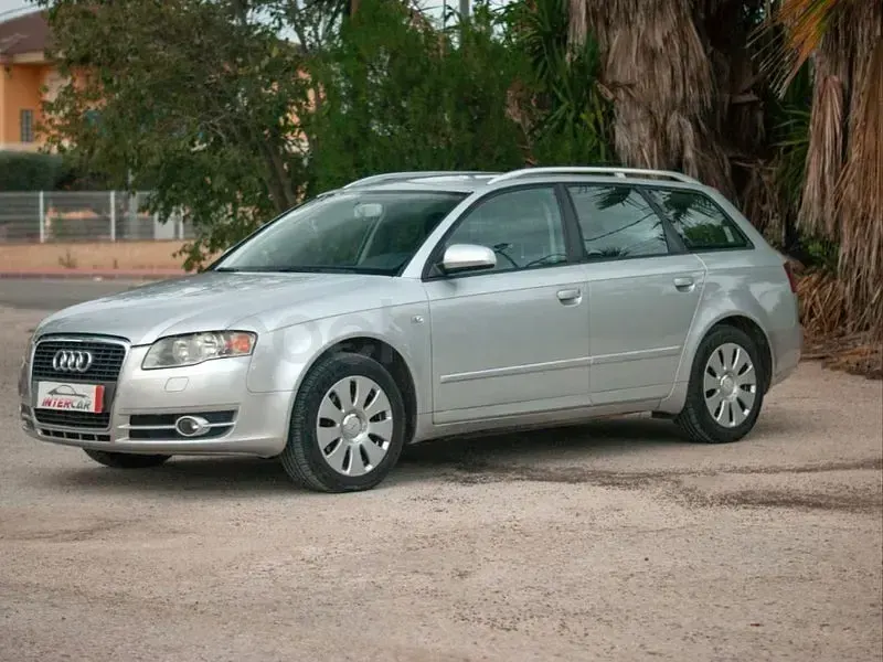 Usado Audi A4 140 CV (102 kW) 2005 Gris / plata Familiar