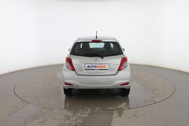 Usado Toyota Yaris Active 70 CV (51 kW) 2014 Plata Berlina