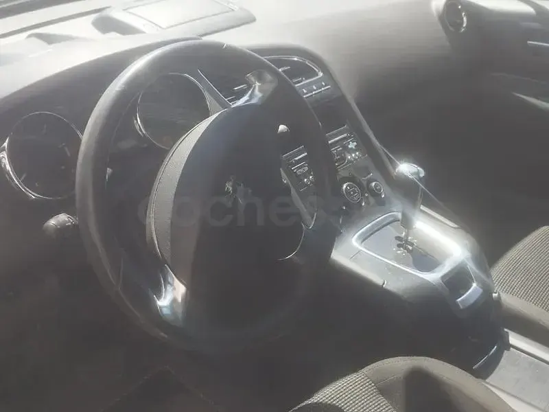 Usado Peugeot 5008 Allure 115 CV (84 kW) 2013 Gris / plata Monovolumen
