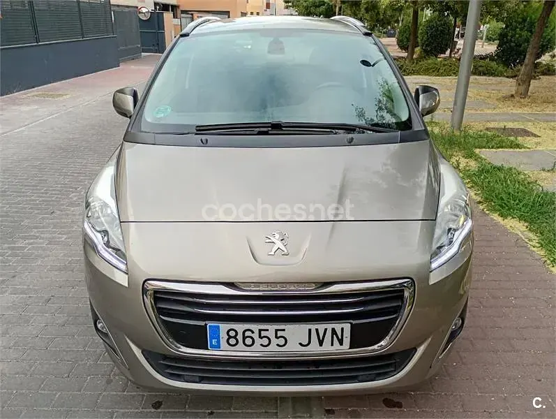 Usado Peugeot 5008 Style 130 CV (95 kW) 2016 Gris / plata Monovolumen