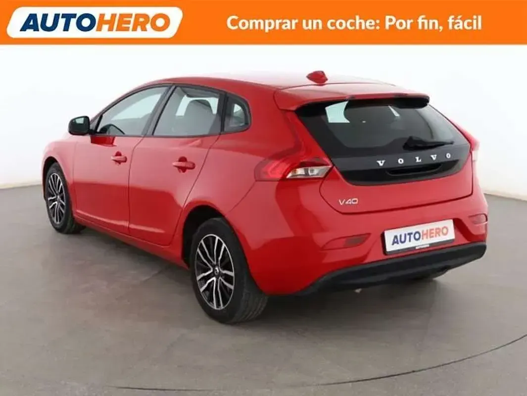 Usado Volvo V40 Momentum 122 CV (89 kW) 2017 Rojo Utilitario