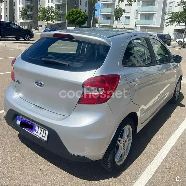 Usado Ford Ka Plus Ultimate 85 CV (62 kW) 2016 Gris / plata Utilitario