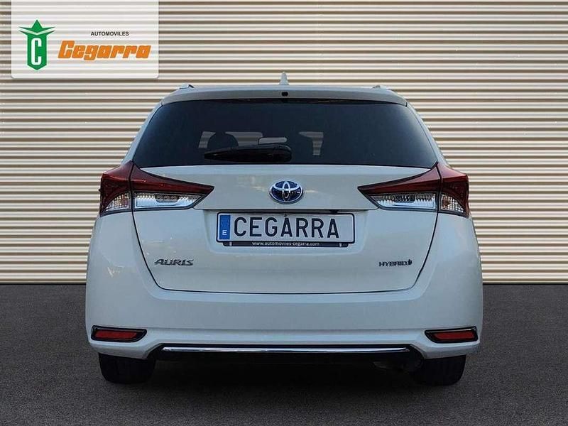 Usado Toyota Auris Touring Sports Active 136 CV (100 kW) 2018 Blanco Familiar