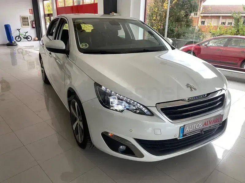 Usado Peugeot 308 Allure 115 CV (84 kW) 2014 Blanco Berlina