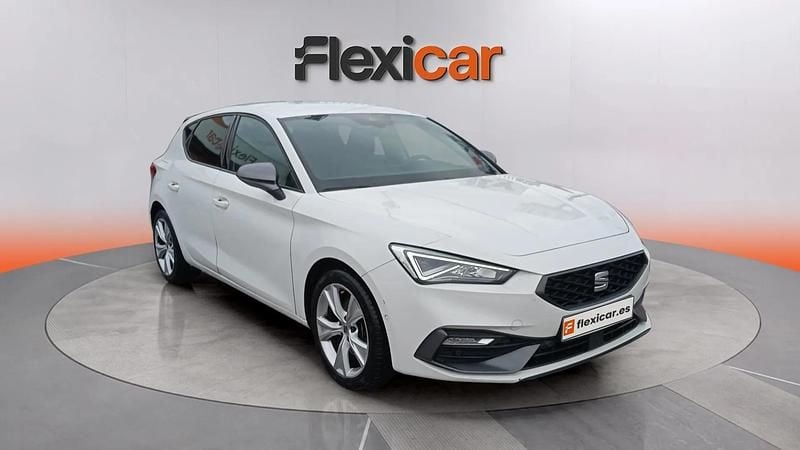 Usado Seat Leon FR 150 CV (110 kW) 2022 Blanco Familiar