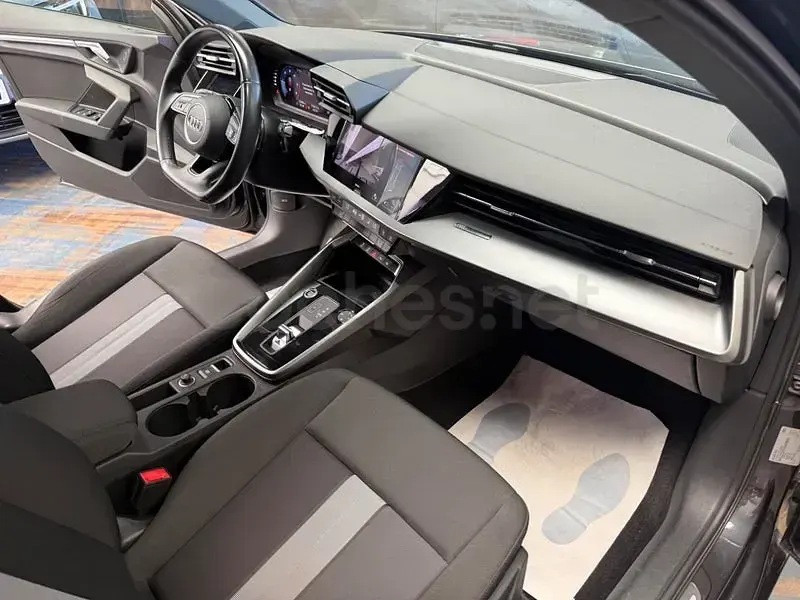 Usado Audi A3 116 CV (85 kW) 2022 Gris / plata Berlina
