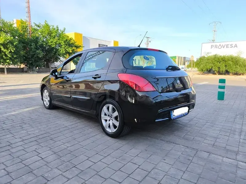 Usado Peugeot 308 Active 112 CV (82 kW) 2012 Marrón Berlina