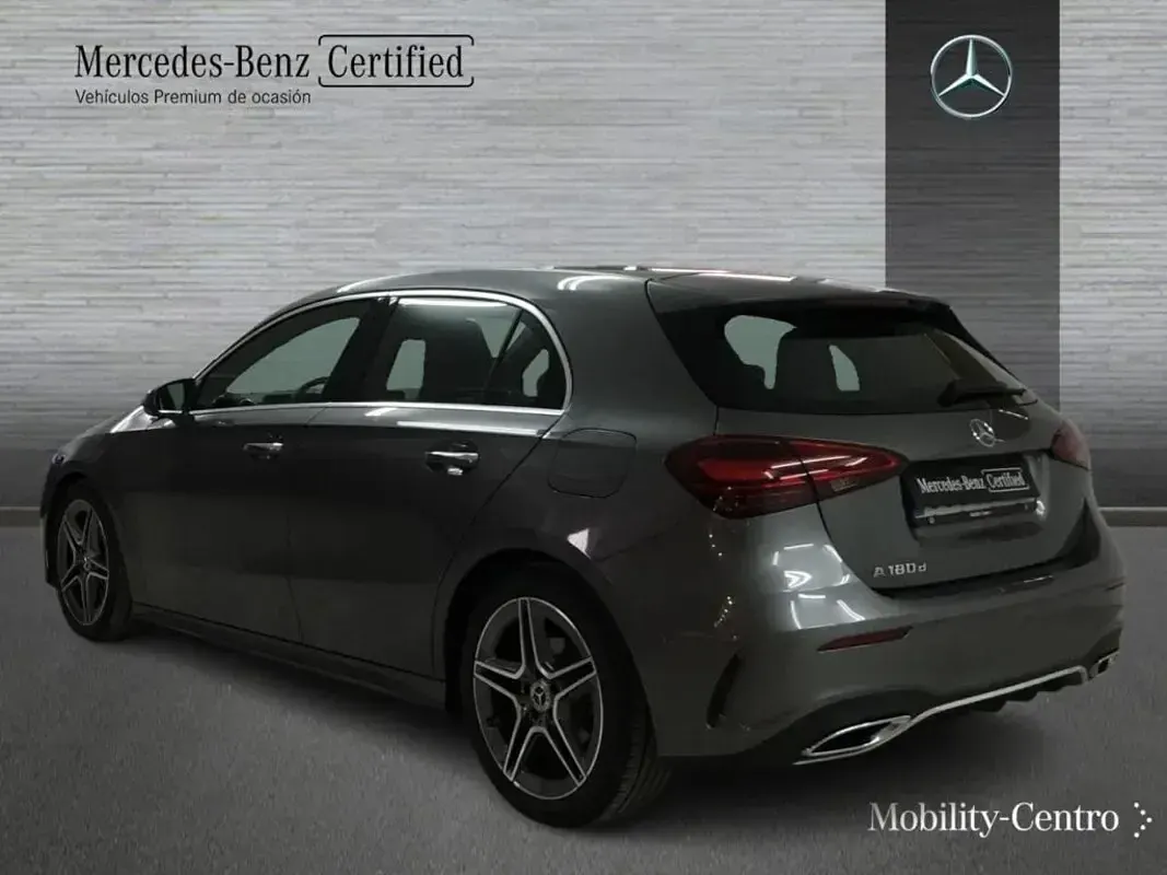 Usado Mercedes A180 AMG line 116 CV (85 kW) 2024 Gris montaña Berlina