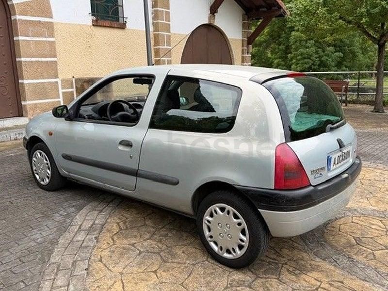 Usado Renault Clio II 75 CV (55 kW) 1999 Gris / plata Berlina