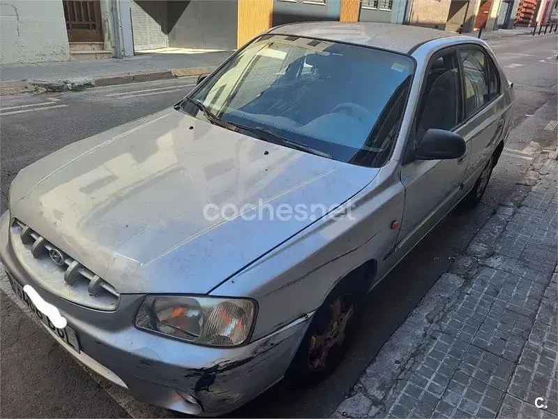 Usado Hyundai Accent 85 CV (62 kW) 2001 Gris / plata Berlina