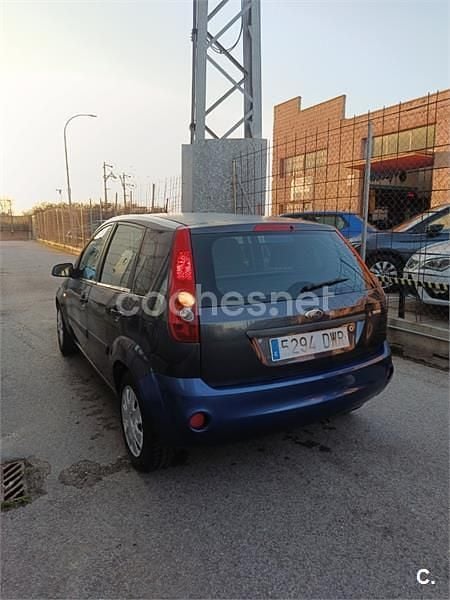Usado Ford Fiesta 68 CV (50 kW) 2006 Gris / plata Utilitario