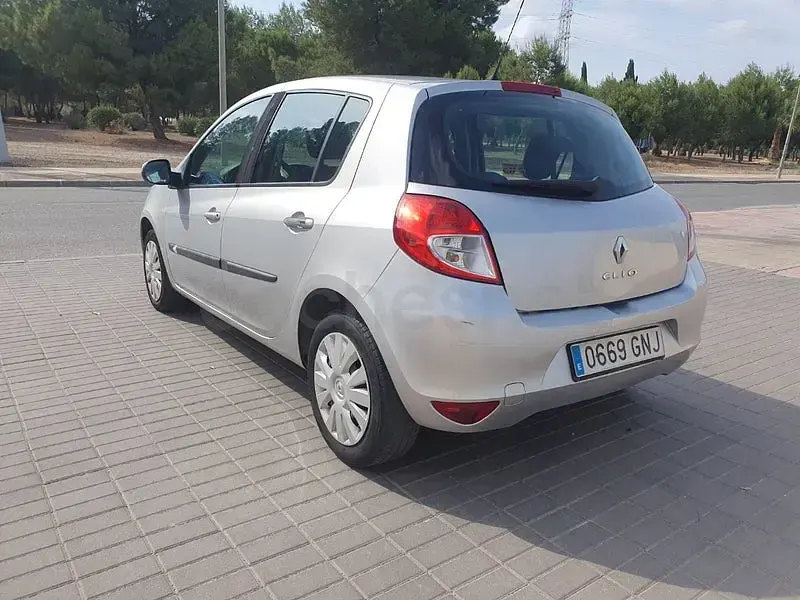 Usado Renault Clio II Exception 85 CV (62 kW) 2009 Gris / plata Berlina