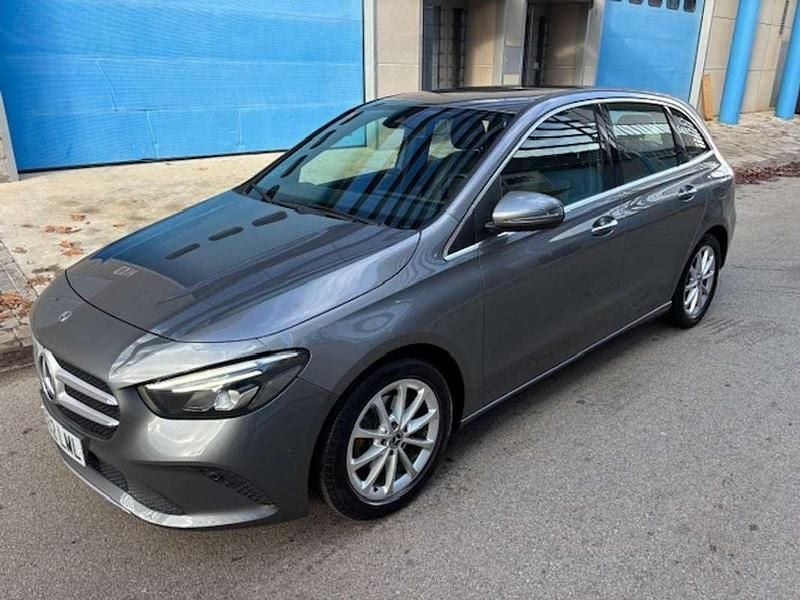 Usado Mercedes B180 136 CV (100 kW) 2021 Gris / plata Monovolumen