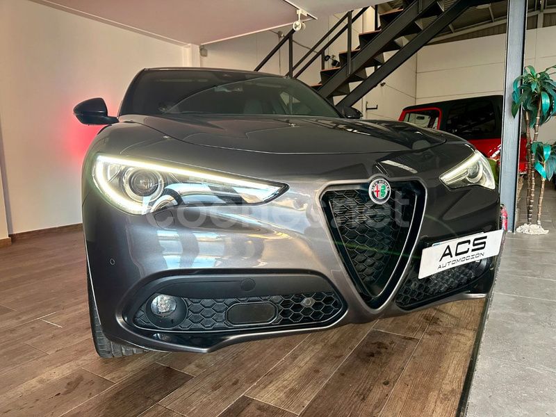 Usado Alfa Romeo Stelvio Veloce 210 CV (154 kW) 2022 Gris / plata SUV