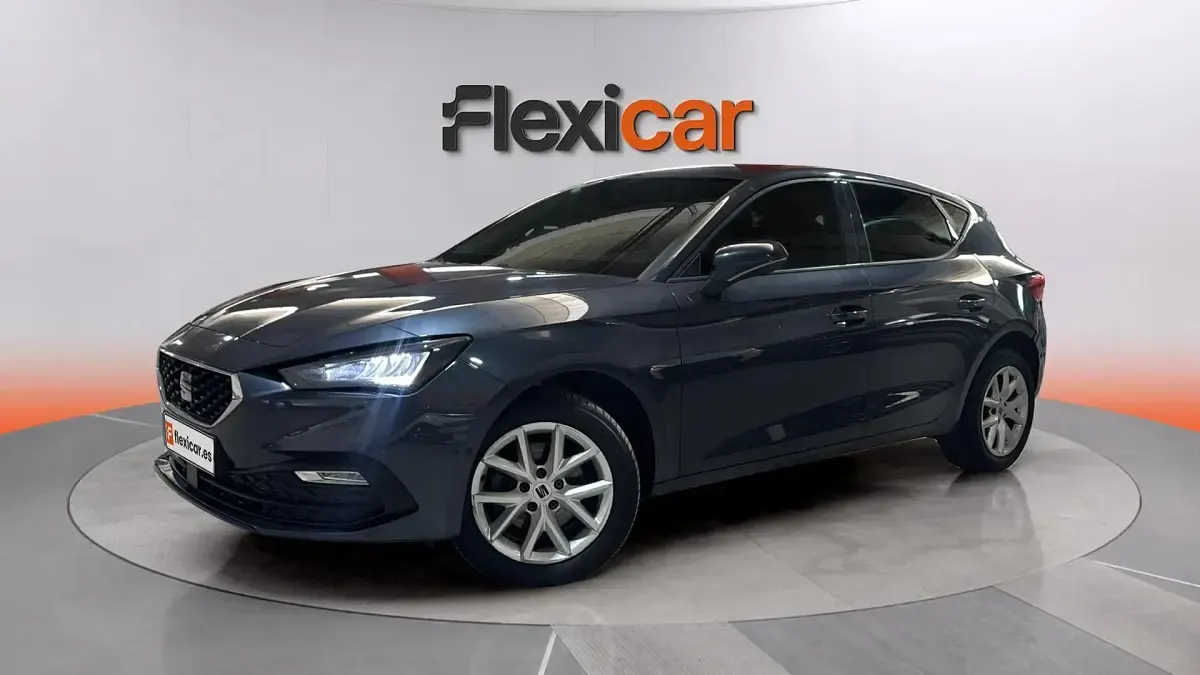 Usado Seat Leon Style 131 CV (96 kW) 2023 Gris Utilitario