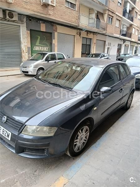 Gris / plata Usado 2002 Fiat Stilo Active Berlina | 1600 € (Precio justo) - Imagen 1/4