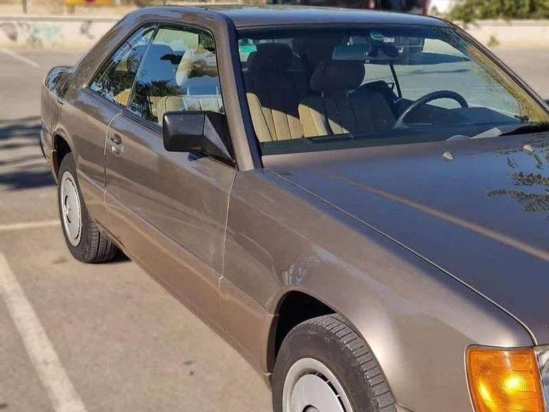 Usado Mercedes E200 136 CV (100 kW) 1988 Beige Coupe