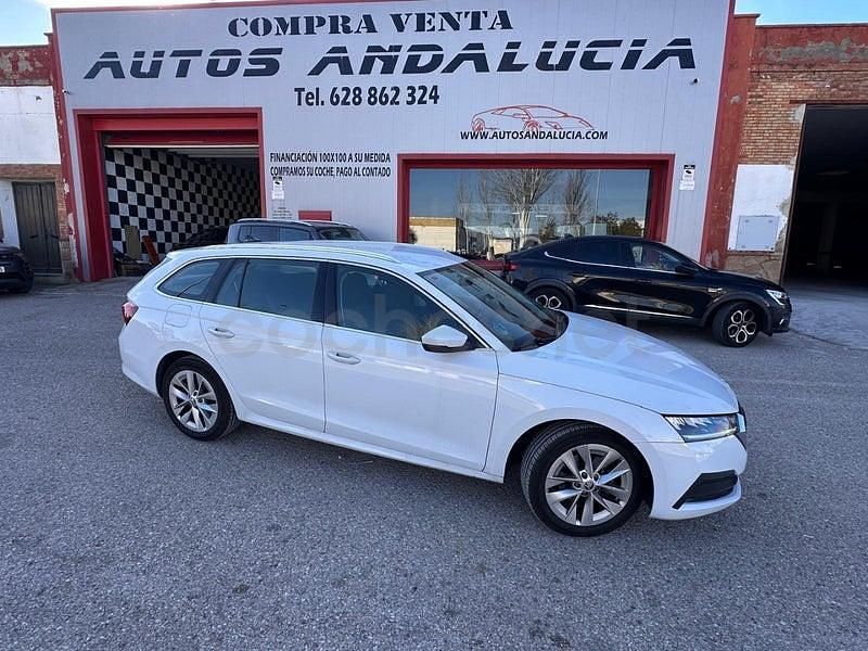 Usado Skoda Octavia Ambition 115 CV (84 kW) 2021 Blanco Familiar