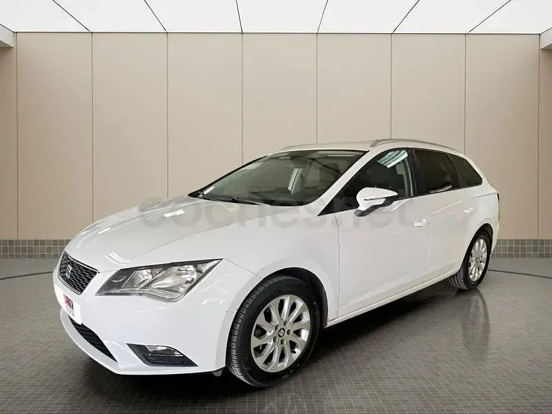 Usado Seat Leon Style 105 CV (77 kW) 2014 Blanco Familiar