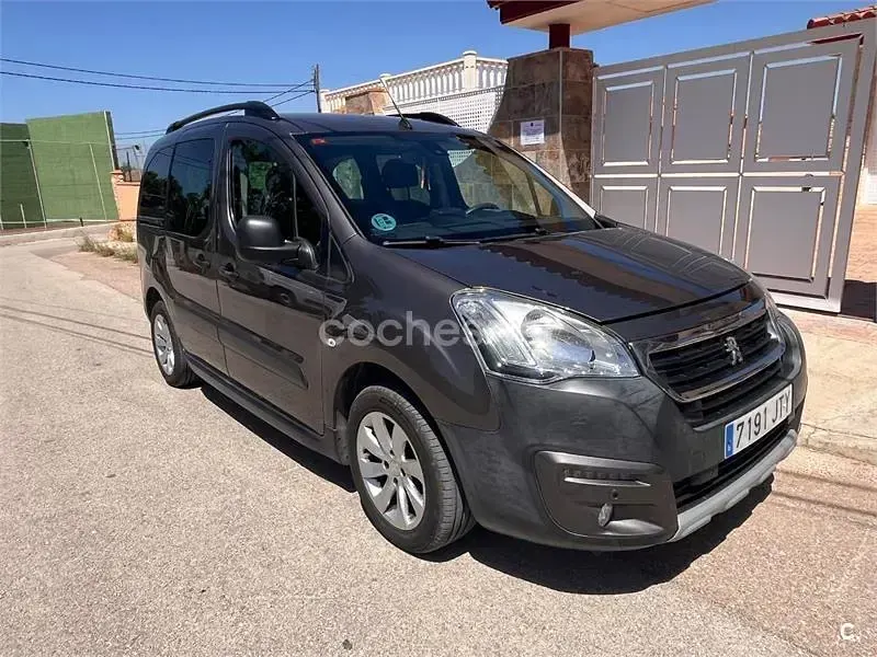 Usado Peugeot Partner Tepee Outdoor 120 CV (88 kW) 2016 Marrón Monovolumen