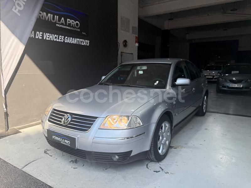 Gris / plata Usado 2002 VW Passat Highline Berlina | 4990 € (Caro) - Imagen 1/4
