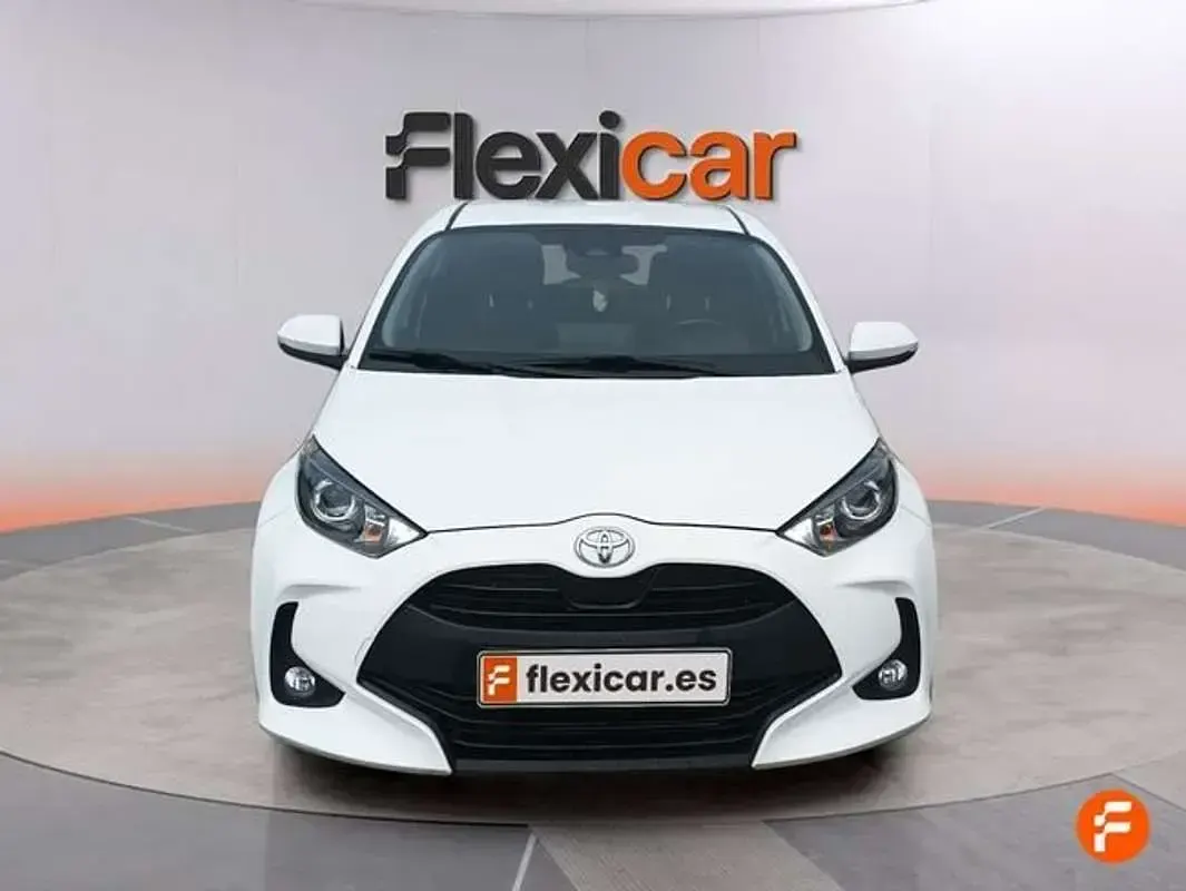 Usado Toyota Yaris Hybrid Active 116 CV (85 kW) 2023 Blanco Utilitario