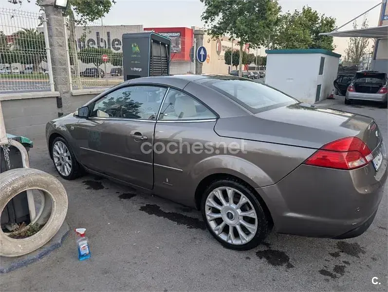 Usado Ford Focus Cabriolet Titanium 136 CV (100 kW) 2007 Marrón Descapotable