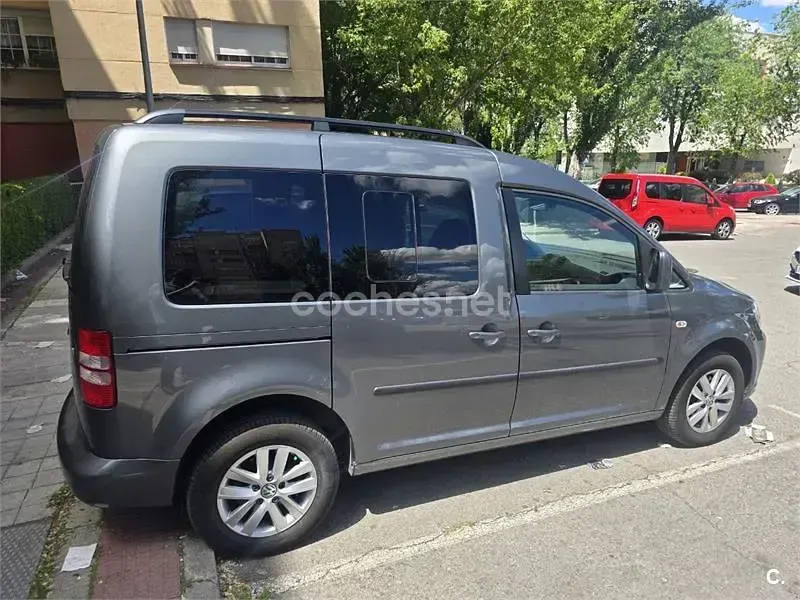 Usado VW Caddy Comfortline 102 CV (75 kW) 2012 Gris / plata Monovolumen