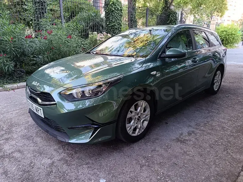 Usado Kia Ceed 136 CV (100 kW) 2024 Verde Utilitario