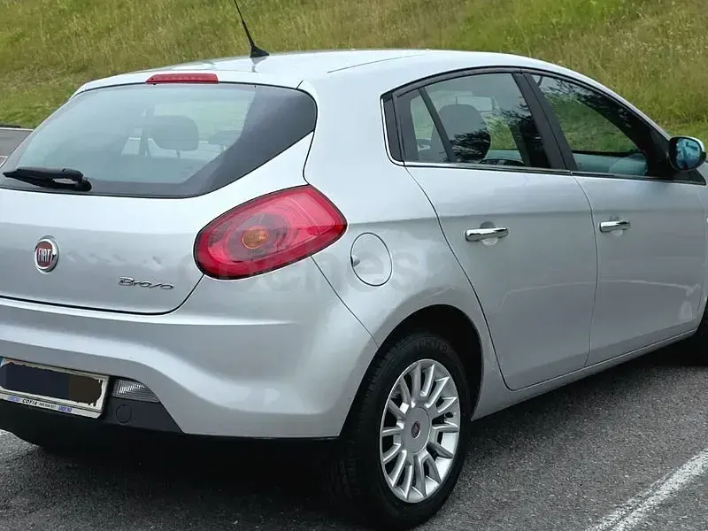 Usado Fiat Bravo Dynamic 120 CV (88 kW) 2007 Gris / plata Utilitario