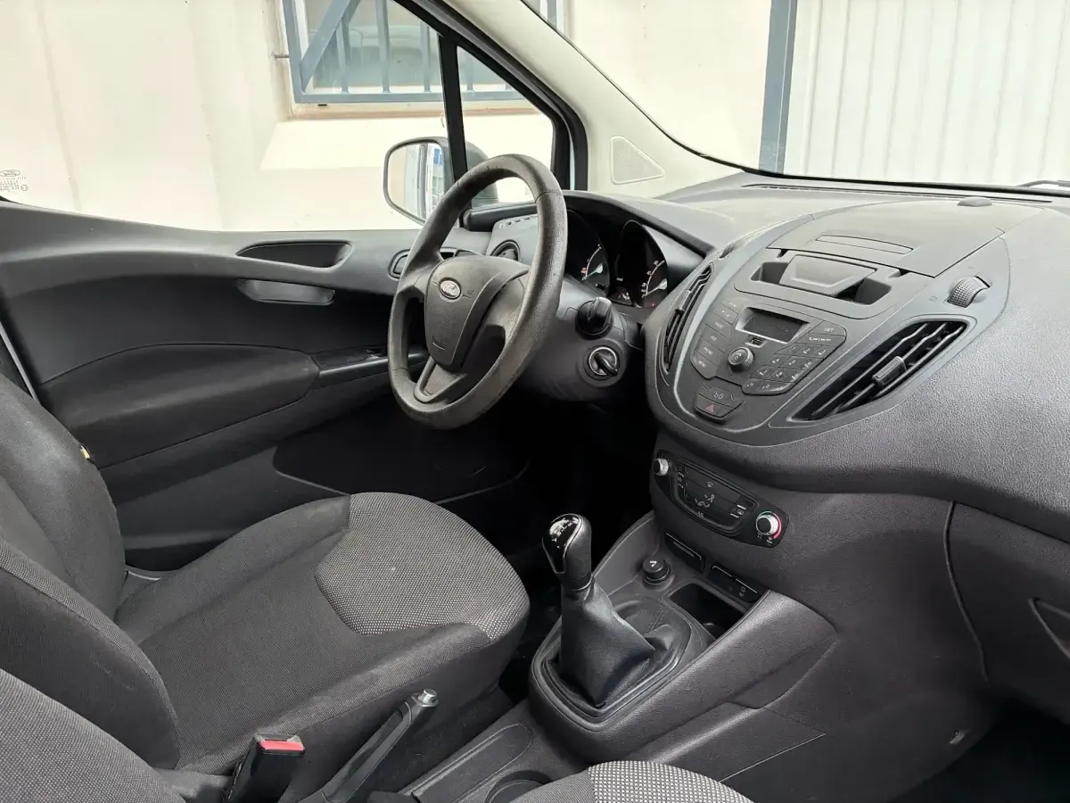 Usado Ford Tourneo Courier Trend 97 CV (71 kW) 2014 Blanco Monovolumen