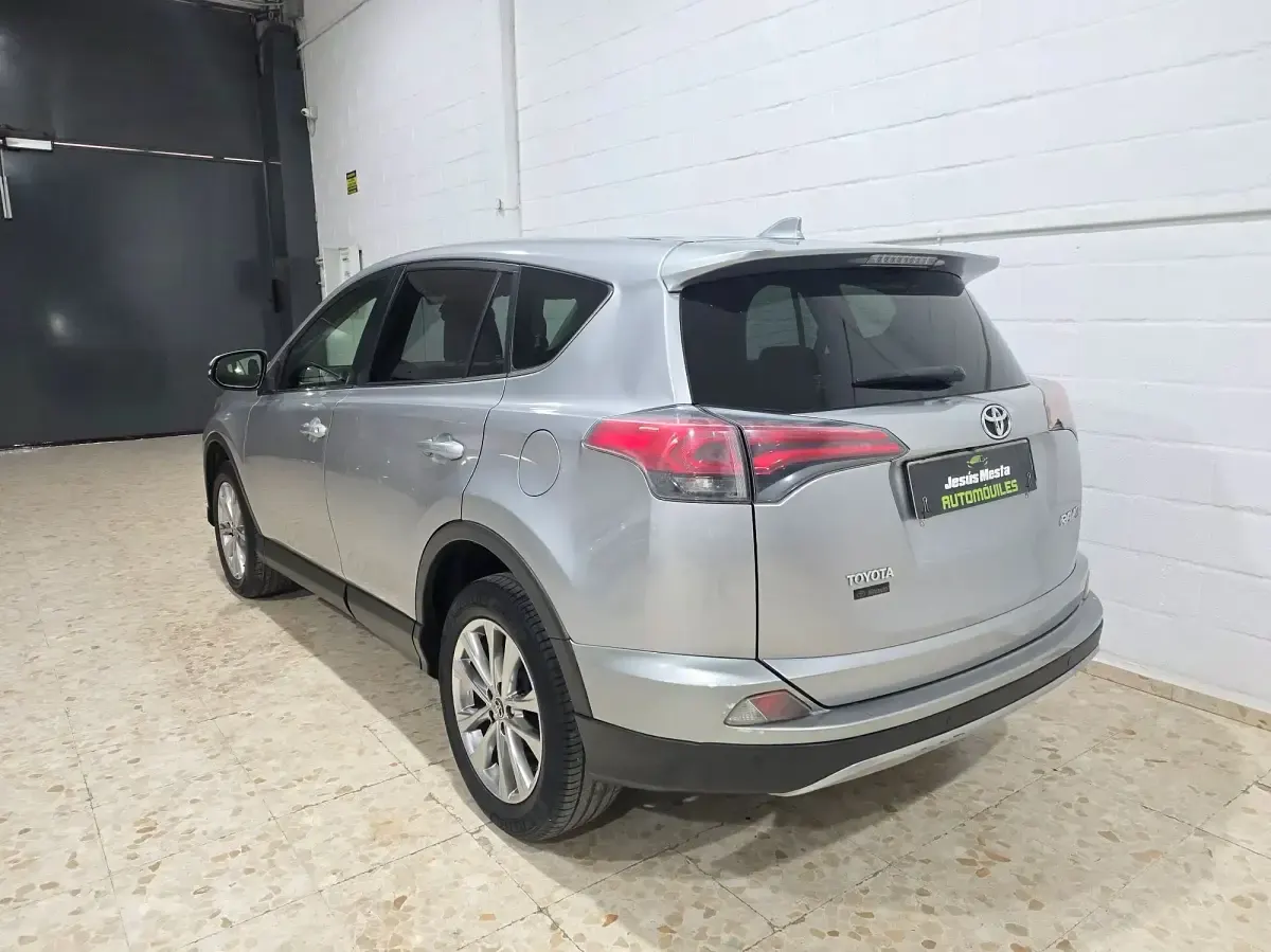Käytetty Toyota RAV4 Advance 143 HP (105 kW) 2017 Harmaa Katumaasturi