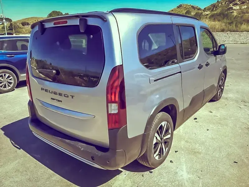 Usado Peugeot Rifter Allure 130 CV (95 kW) 2025 Gris / plata Monovolumen