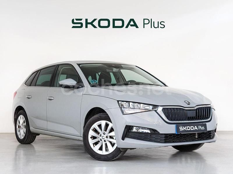 Gris Usado 2024 Skoda Scala Ambition Utilitario | 19.900 € (Precio justo) - Imagen 1/4