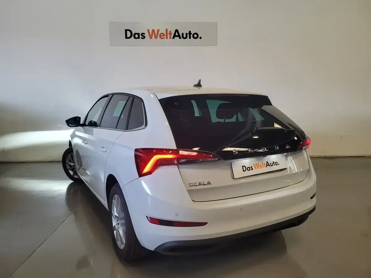 Usado Skoda Scala Ambition 110 CV (80 kW) 2022 Blanco Utilitario