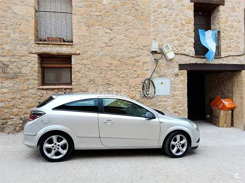 Usado Opel Astra GTC Sport 120 CV (88 kW) 2005 Gris / plata Berlina