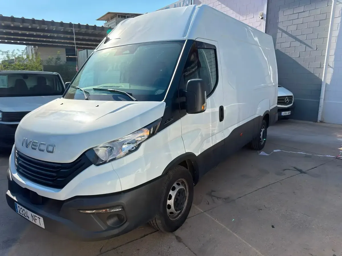 Usado Iveco Daily 156 CV (114 kW) 2025 Blanco Berlina