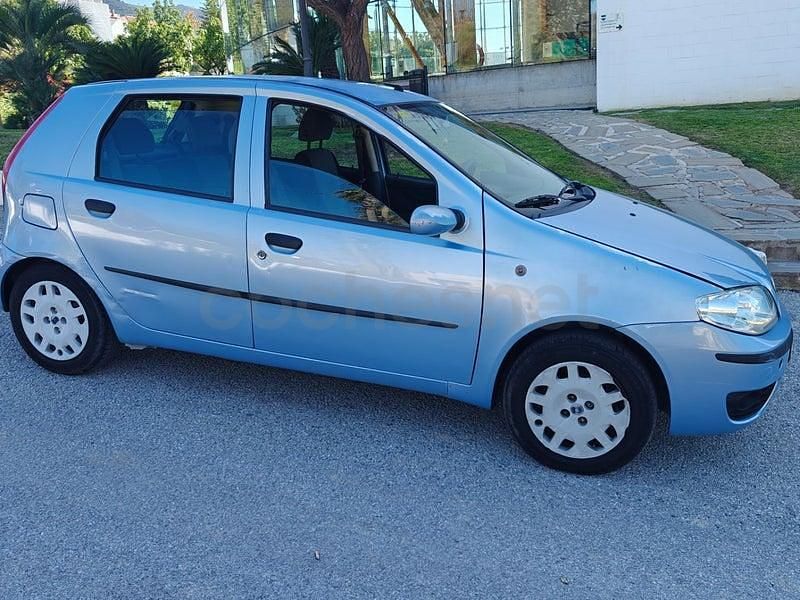 Usado Fiat Punto Dynamic 60 CV (44 kW) 2005 Azul Utilitario