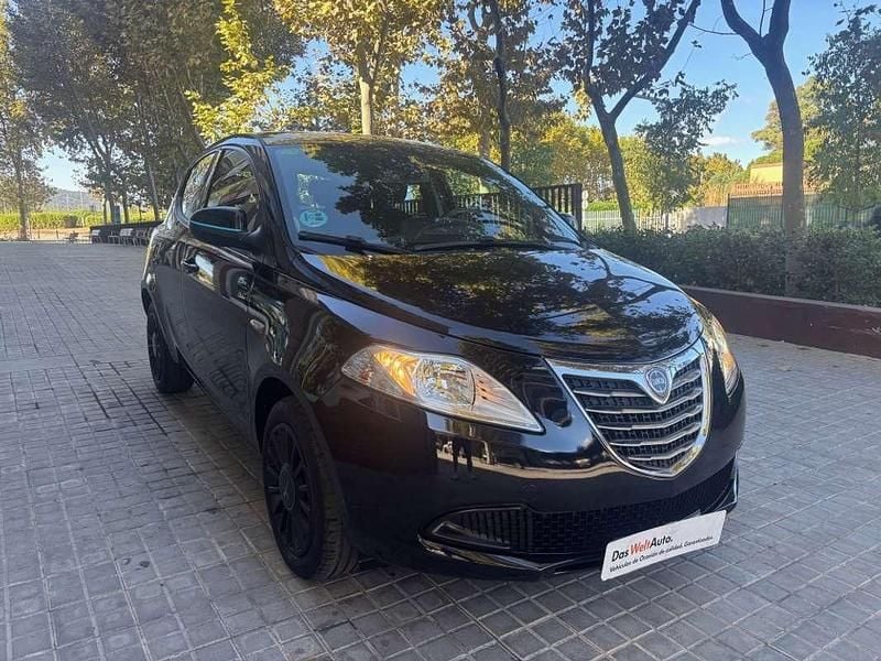 Usado Lancia Ypsilon Gold 69 CV (50 kW) 2014 Negro Utilitario
