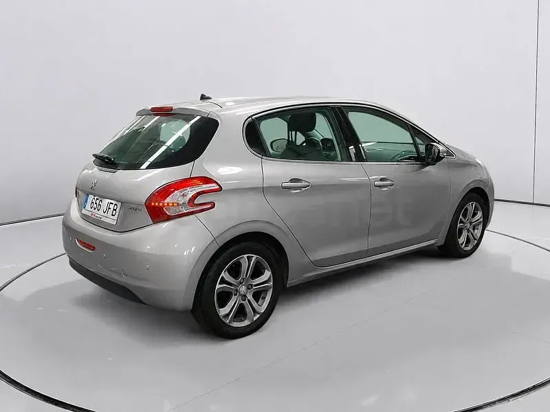 Usado Peugeot 208 Allure 82 CV (60 kW) 2015 Gris / plata Utilitario