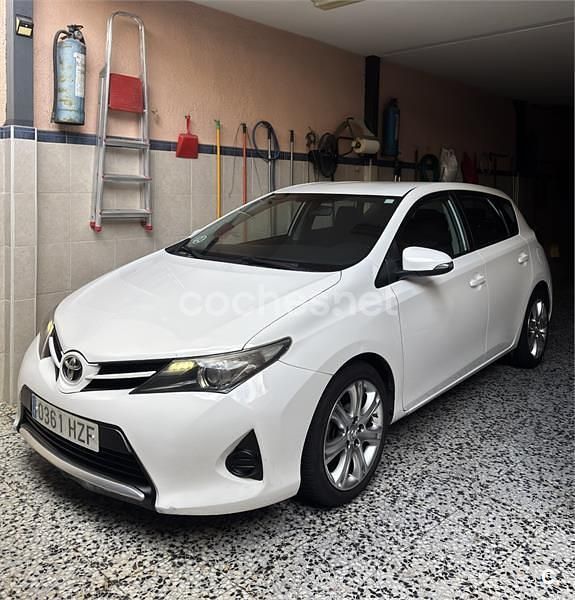 Usado Toyota Auris Active 90 CV (66 kW) 2014 Blanco Berlina