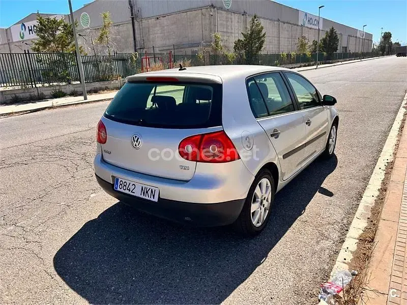 Usado VW Golf V Highline 105 CV (77 kW) 2007 Gris / plata Berlina