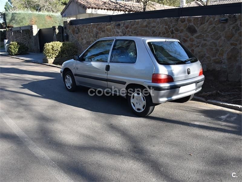 Usado Peugeot 106 60 CV (44 kW) 2000 Gris / plata Utilitario