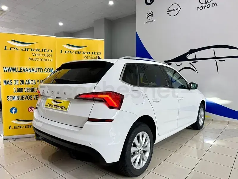 Usado Skoda Kamiq Ambition 110 CV (80 kW) 2021 Blanco SUV