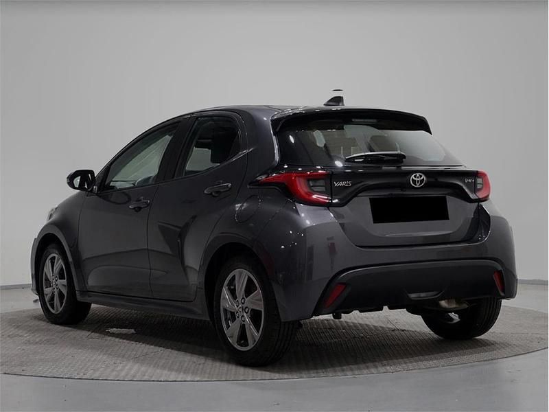 Usado Toyota Yaris Hybrid Active 116 CV (85 kW) 2024 Gris Berlina