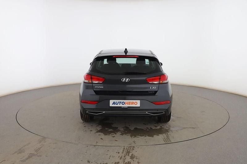 Usado Hyundai i30 120 CV (88 kW) 2022 Gris Berlina