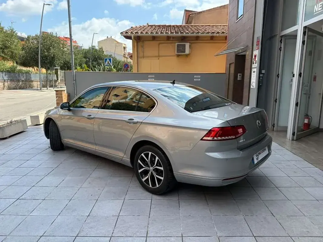 Usado VW Passat Advance 150 CV (110 kW) 2015 Gris Berlina
