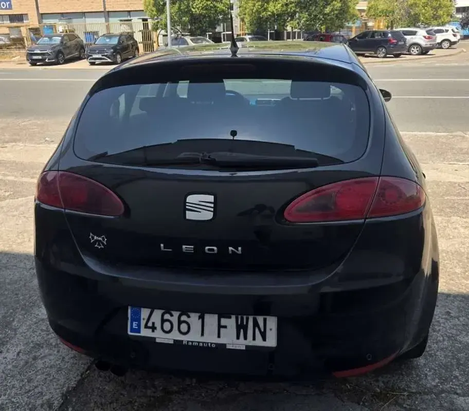 Usado Seat Leon Sport 140 CV (102 kW) 2009 Negro Utilitario