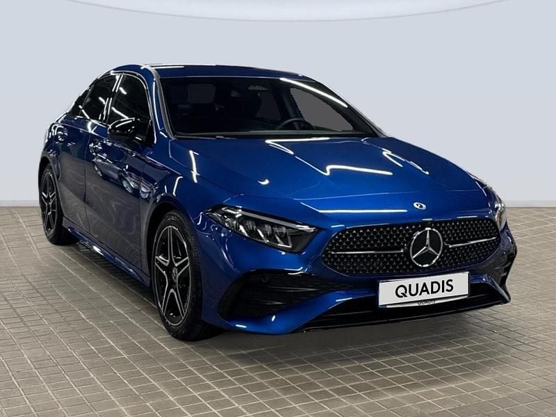 Usado Mercedes A180 AMG line 116 CV (85 kW) 2025 Azul Berlina